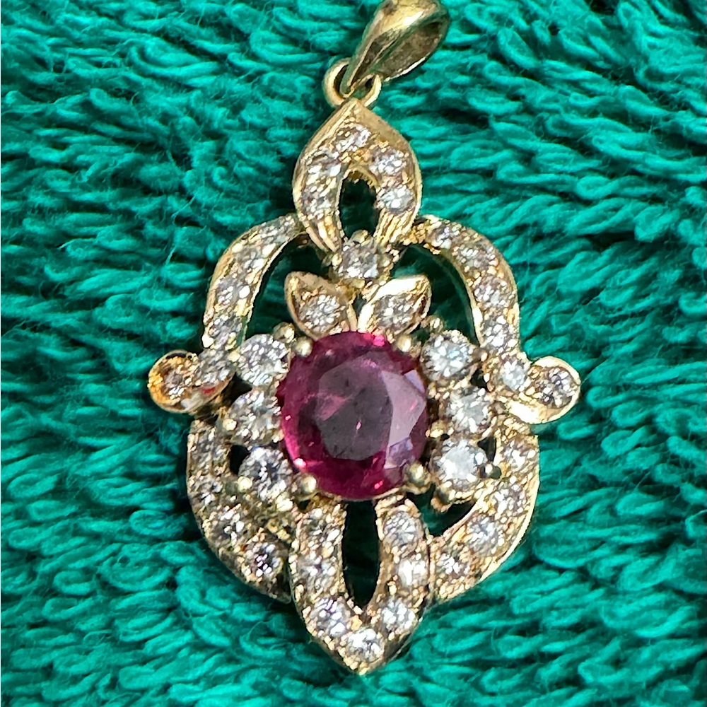18K yellow gold ruby/diamond pendant